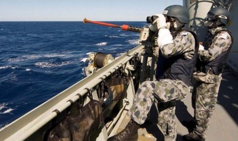 Prajurit Angkatan Laut Australia yang bertugas di Kapal Perang HMAS Toowoomba.