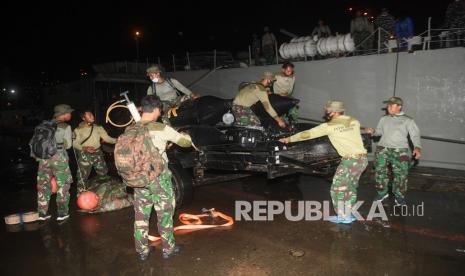 Prajurit Batalyon Intai Amfibi-1 (Taifib) Korps Marinir menaikkan perahu karet ke atas KRI Gilimanuk-531 di Dermaga Pelabuhan JICT 2, Jakarta, Sabtu (9/1/2021). Kegiatan tersebut untuk persiapan pencarian pesawat Sriwijaya Air SJY 182 yang hilang kontak di perairan Kepulauan Seribu. 