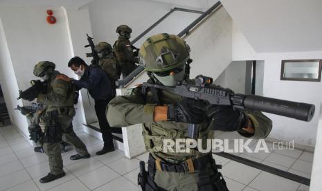 Gubernur Sebut Peluang dan Kendala TNI dalam Kontraterorisme. Foto: Prajurit Batalyon Intai Amfibi 2 Marinir (Yontaifib 2 Mar) membebaskan sandera dalam pertempuran jarak dekat saat latihan penanggulangan teror, di Bhumi Marinir Karang Pilang, Surabaya, Jawa Timur, Selasa (8/9/2020). Selain bertujuan untuk meningkatkan kemampuan tempur perorangan maupun tim, latihan tersebut dalam rangka menyiapkan prajurit TNI khususnya Batalyon Intai Amfibi 2 Marinir dalam mengatasi aksi terorisme di Indonesia.