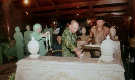 Panglima Kostrad Letjen TNI Edy Rachmayadi bersama keluarga besar Kostrad berziarah ke makam mantan Presiden ke-2 RI, Jenderal Besar TNI (Purn.) H. M. Soeharto beserta istri di Astana Giribangun, Matesih, Kamis (25/2). (foto:dok. Penkostrad)