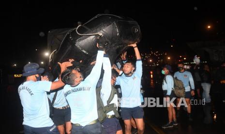 Petugas Gabungan dari Kepulauan Seribu Cari Korban Pesawat. Prajurit Kopaska TNI AL menaikkan perahu karet ke atas KRI Gilimanuk-53 di Dermaga Pelabuhan JICT 2, Jakarta, Sabtu (9/1/2021). Kegiatan tersebut untuk persiapan proses pencarian pesawat Sriwijaya Air SJ 182 yang hilang kontak di perairan Kepulauan Seribu.