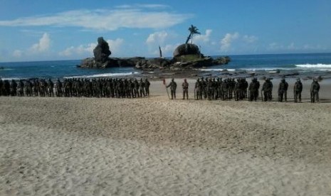 Prajurit Kopassus di Pantai Permisan, Cilacap.