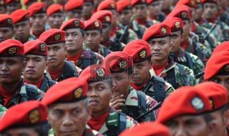 Prajurit Kopassus TNI AD bersiap menerima pengarahan usai upacara penyematan brevet komando kepada KSAD Jenderal TNI Mulyono dari Kopassus di Makopassus, Cijantung, Jakarta, Jumat (24/9).