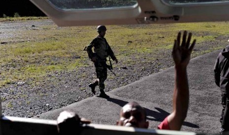  Prajurit Kopassus TNI AD melakukan penjagaan di Bandara Mulia, Kabupaten Puncak Jaya, Papua, Senin (12/11).   (Antara/Andika Wahyu) 