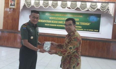 Prajurit Korem 031/Wira Bima menggelar pelatihan peningkatan SDM melalui cara berpikir suprarasional yang dibawakan oleh motivator, Raden Ridwan Hasan Saputra di Aula Wiratama Makorem 031/Wira Bima, Jalan Mayor Ali Rasyid, 11 April-12 April 2018.