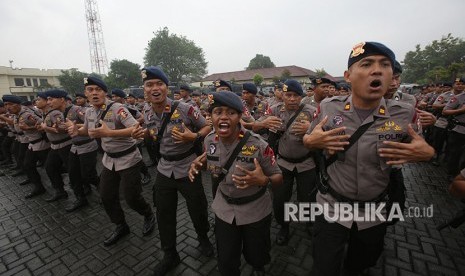 Prajurit Korps Brimob meneriakkan yel-yel saat mengikuti apel kesiapsiagaan pasukan di Mako Brimob Kelapa Dua, Depok, Jawa Barat, Senin (23/4).