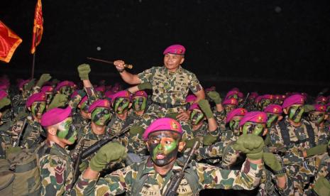 Prajurit Korps Marini menggendong Komandan Korps Marinir Mayjen (Mar) Suhartono usai upacara pembaretan.