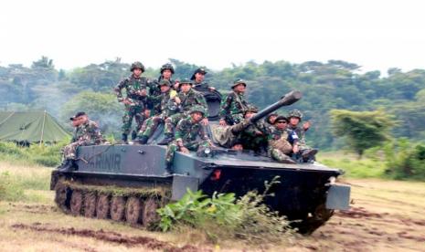 Prajurit korps Marinir di atas sebuah tank saat latihan (ilustrasi).