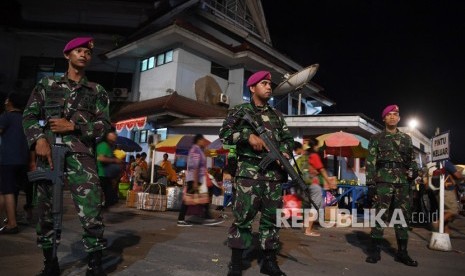 Prajurit Korps Marinir TNI AL berjaga di Pelabuhan Jayapura, Papua, Ahad (1/9/2019). 