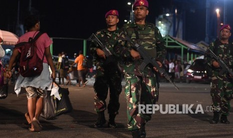 Prajurit Korps Marinir TNI AL berjaga di Pelabuhan Jayapura, Papua, Ahad (1/9/2019). 