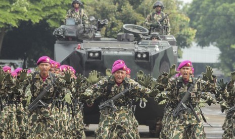 Prajurit Korps Marinir TNI AL melakukan yel-yel pasukan pada upacara militer dalam rangka HUT ke-72 Korps Marinir di Bhumi Marinir Cilandak, Jakarta, Rabu (15/11).