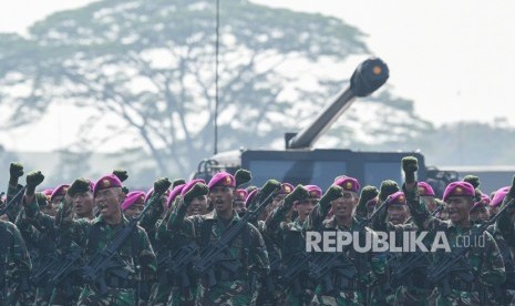 Prajurit Korps Marinir TNI AL mengikuti Apel Kesiapan Pasukan Pengamanan Pelantikan Presiden dan Wakil Presiden terpilih 2019 di Skuadron 17 Lanud Halim Perdanakusuma, Jakarta Timur, Senin (30/9/2019).