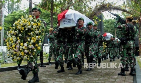 Prajurit Korps Penerbangan Angkatan Darat (Penerbad) mengusung peti berisi jenazah empat rekannya yang gugur dalam kecelakaan Helikopter Mi-17 di Papua, saat pemakaman di Taman Makam Pahlawan (TMP) Giri Tunggal Semarang, Jawa Tengah, Selasa (18/2/2020). 