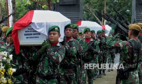 Prajurit Korps Penerbangan Angkatan Darat (Penerbad) mengusung peti berisi jenazah empat rekannya yang gugur dalam kecelakaan Helikopter Mi-17 di Papua, saat pemakaman di Taman Makam Pahlawan (TMP) Giri Tunggal Semarang, Jawa Tengah, Selasa (18/2/2020). 