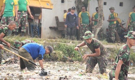 Prajurit Kostrad bahu membahu membersihkan Situ Cilodong.