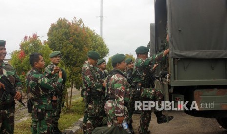 Prajurit Kostrad dari Yon Armed 13 menaiki truk saat tiba di Bandara Domine Eduard Osok (DEO) Kota Sorong, Papua Barat, Selasa (20/8/2019). 