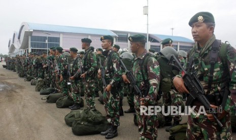 Prajurit Kostrad dari Yon Armed 13 saat tiba di Bandara Domine Eduard Osok (DEO) Kota Sorong, Papua Barat, Selasa (20/8/2019). 