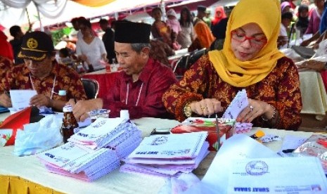  Prajurit Kostrad melakukan upacara apel persiapan Pilpres 9 Juli, di Markas Kostrad, Cilodong, Depok, Ahad (6/7).