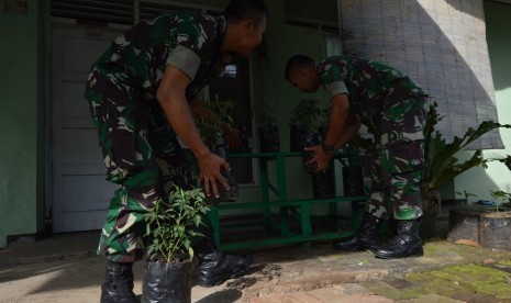 Prajurit Kostrad turut tanam cabai di rumah