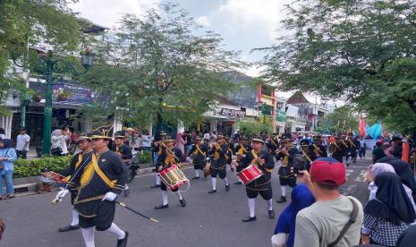 Prajurit Kraton Bregada ikut meramaikan iring-iringan longmarch masa buruh di Peringatan Hari Buruh Internasional di Jalan Malioboro, Senin (1/5/2023). 