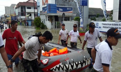 Prajurit TNI dengan perahu karetnya melaksanakan evakuasi warga korban banjir (ilustrasi)