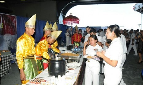 Sajian ragam masakan yang disuguhkan prajurit KRI Diponegoro-365 mendapatkan perhatian dan daya tarik tersendiri.