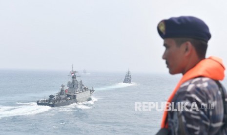 Plt Gubernur Kepri Klaim tak Ada Lagi Kapal China di Natuna. Prajurit KRI Semarang-594 melakukan peran parade saat KRI Teuku Umar-385 sailing pass di Laut Natuna, Rabu (15/1/2020). 