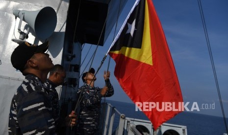 Prajurit KRI Usman Harun-359 menaikkan bendera Timor Leste di geladak meriam 30mm KRI Usman Harun-359 ketika memasuki perairan Timor Leste di Dili, Timor Leste, Rabu (11/12/2019). Timor Leste menyelenggarakan pemilihan presiden kelimanya sejak kemerdekaan. Ilustrasi.