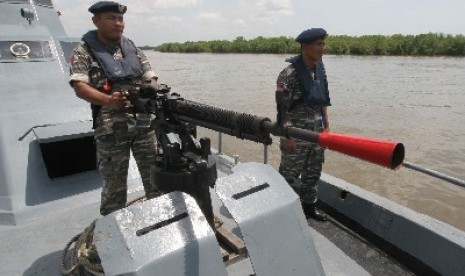 Prajurit marinir TNI AL sedang berpatroli. 