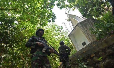 Prajurit melakukan patroli di Tugu Nol Kilometer di Pulau Rondo, Aceh, Sabtu (16/4).