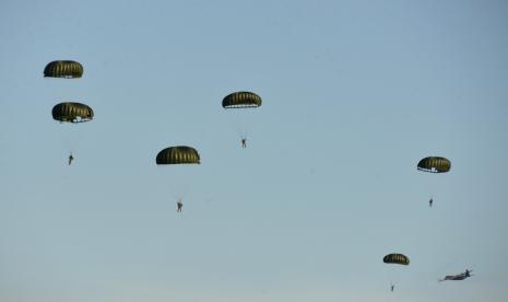 Diikuti Paskhas, Pendidikan Prajurit Komando Rampung. Foto ilustrasi:  Prajurit Paskhas TNI AU melakukan terjun statik dari pesawat angkut Hercules C 130 saat mengikuti latihan tempur operasi udara di Pangkalan Lanud Sultan Iskandar Muda, Blang Bintang, Kabupaten Aceh Besar, Aceh, Ahad (14/2/2021). Latihan terjun statik dan free fall tersebut digelar untuk meningkatkan kemampuan dan kesiapan prajurit Paskhas TNI AU dalam operasi pertahanan udara.