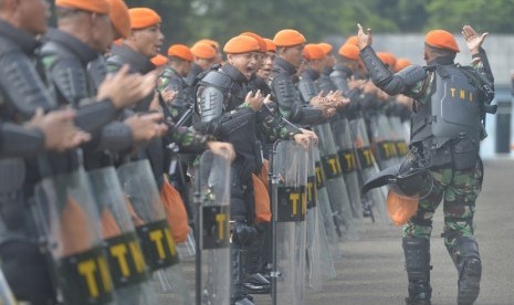 Prajurit pengendali hura hara Pasukan Khas TNI AU meneriakan yel-yel ketika Panglima TNI Jenderal TNI Moeldoko melakukan peninjauan di Halim Pedanakusuma, Jakarta, Rabu (16/7).  (Antara/Saptono)