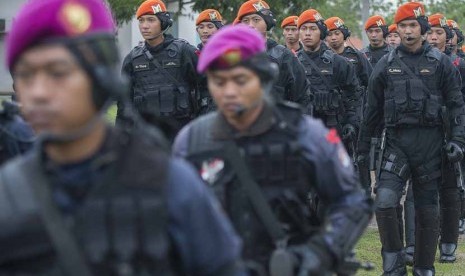 Prajurit Sat-81 Gultor Kopassus TNI AD, Detasemen Jala Mangkara TNI AL dan Satuan Bravo '90 Paskhas TNI AU bersiap mengikuti upacara pembukaan Latihan Gabungan Satgultor TNI Tri Matra IX 2014 di Lapangan Batalyon 461 Paskhas, Pangkalan Udara TNI AU Halim P