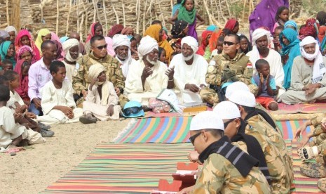 Prajurit Satgas Indobatt-02 menggelar pertunjukan hadrah marawis di Desa fidhaus, Darfur, Sudan.