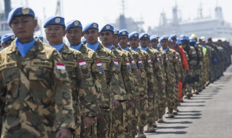 Prajurit Satgas Maritim TNI Konga XXVIII-I/UNIFIL berbaris ketika mengkuti upacara keberangkatan menuju Laut Lebanon di Dermaga Madura Koramatim, Surabaya, Jawa Timur, Kamis (11/8). 