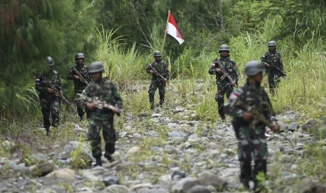 Prajurit Satgas Pamtas Yonif Linud 431/SSP Kostrad melakukan partoli perbatasan Indonesia-Papua Nugini di Waris, Keerom, Papua, Kamis (17/3).