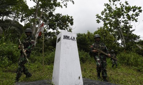 Prajurit Satgas Pamtas Yonif Linud 431/SSP Kostrad tiba di tugu batas saat partoli perbatasan Indonesia-Papua Nugini di Waris, Keerom, Papua, Kamis (17/3).