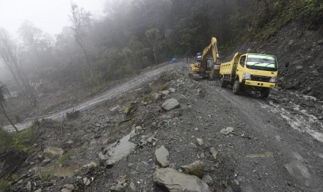  Prajurit Satgas Pembangunan Jalan Trans Papua Denzipur 12/OHH Nabire dan Denzipur 13/PPA Sorong Zeni TNI AD (POP 1) tengah mengerjakan proyek pembangunan jalan di Distrik Mbua, Kabupaten Nduga, Papua, Rabu (23/3). (Antara/Sigid Kurniawan)