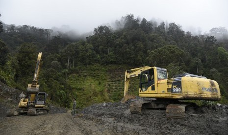 Prajurit Satgas Pembangunan Jalan Trans Papua Denzipur 12/OHH Nabire dan Denzipur 13/PPA Sorong Zeni TNI AD (POP 1) mengoperasikan alat berat di Distrik Mbua, Kabupaten Nduga, Papua, Rabu (23/3). (Antara/Sigid Kurniawan)