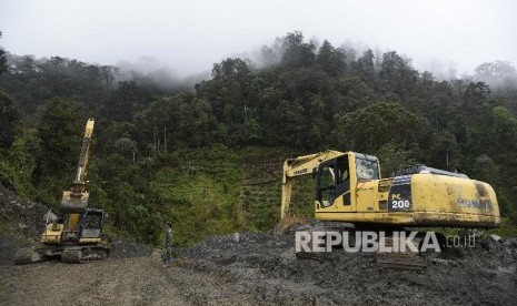 Prajurit Satgas Pembangunan Jalan Trans Papua Denzipur 12/OHH Nabire dan Denzipur 13/PPA Sorong Zeni TNI AD (POP 1) mengoperasikan alat berat di Distrik Mbua, Kabupaten Nduga, Papua (ilustrasi) 