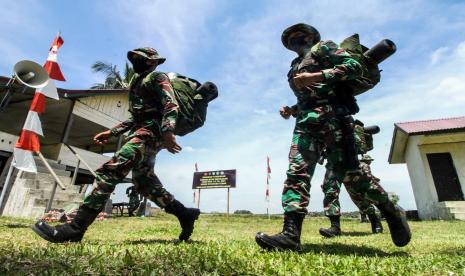 Prajurit Satuan Tugas (Satgas) TNI Manunggal Membangun Desa (TMMD) berlari menuju lokasi pembukaan TMMD ke-112 Tahun 2021 di Desa Cot Trieng, Muara Satu, Lhokseumawe, Aceh, Rabu (15/9/2021).