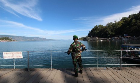 Prajurit TNI AD berpatroli di kawasan Pantai Bebas Danau Toba, Parapat, untuk pengamanan Karnaval Kemerdekaan HUT Ke-71 RI yang dihadiri Presiden Joko Widodo.