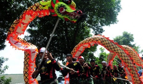 Prajurit TNI AD dari Yonif 407 Tegal melakukan atraksi kesenian Naga Padma di Kabupaten Tegal, Jateng, Selasa (18/2). Kelompok Naga Padma merupakan tim kesenian liong dan barongsai yang dimiliki prajurit TNI.