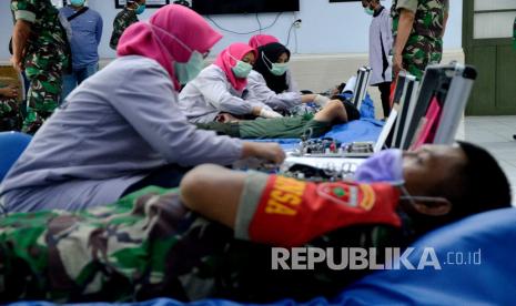 Prajurit TNI AD melakukan donor darah di markas Kodim 1408/BS, Makassar, Sulawesi Selatan, Senin ( 6/4/2020). PMI Makassar bersama TNI AD melakukan donor darah untuk mengantisipasi kekosongan stok darah karena pasokan stok darah di Makassar rata-rata per hari turun hingga 70 persen akibat terdampak pandemi COVID-19.