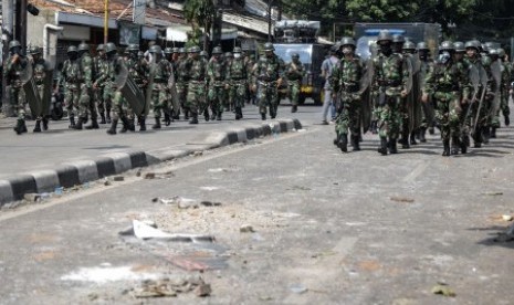 Prajurit TNI AD melakukan pengamanan di Jalan KS Tubun, Jakarta, Rabu (22/5/2019). 