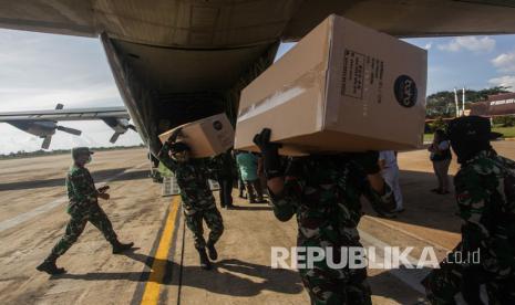 Alat kesehatan untuk penanganan Covid-19 tiba di Bandara Tjilik Riwut, Palangka Raya, Kalimantan Tengah, Sabtu (18/4/2020). Delapan dari 23 pasien positif Covid-19 di Palangka Raya dinyatakan sembuh. 