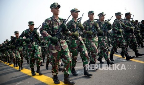 Prajurit TNI AD mengikuti Apel Kesiapan Pasukan Pengamanan Pelantikan Presiden dan Wakil Presiden terpilih 2019 di Skuadron 17 Lanud Halim Perdanakusuma, Jakarta Timur, Senin (30/9/2019).