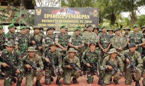 Prajurit TNI AD Yonif 614/Raja Pandhita berfoto bersama Tentara Diraja Malaysia usai upacara penutupan patroli patok terkoordinasi di Pos Perbatasan Gabungan Bersama RI-Malaysia Kecamatan Seimenggaris Kabupaten Nunukan, Kalimantan Utara. 