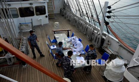 Prajurit TNI AL awak KRI Bima Suci melakukan tes cepat atau rapid test di geladak KRI Bima Suci-945 saat sandar di Dermaga Lantamal XIV Sorong, Papua Barat, Selasa (8/12/2020). Tes cepat tersebut dilaksanakan guna upaya pencegahan penyebaran COVID-19 sebelum melanjutkan pelayaran etape kesembilan menuju Tual untuk melaksanakan Satgas operasi Bima Suci dalam mendukung latihan praktik Kartika Jala Krida (KJK) 2020.