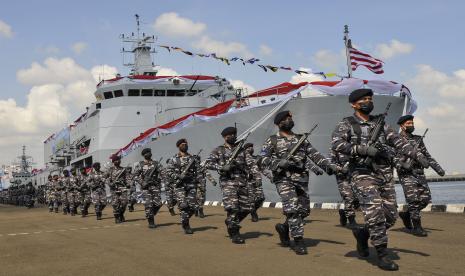 Prajurit TNI AL berbaris usai mengikuti upacara peresmian KRI Teluk Youtefa 522, di Dermaga Pondok Dayung,Tanjung Priok, Jakarta Utara, Senin (12/7/2021). KRI Youtefa 522 merupakan kapal produksi dalam negeri yang dirancang dapat mengangkut MBT (Main Battle Tank) jenis Leopard dan tank BMP-3F guna memperkuat sistem Alat Utama Sistem Persenjataan (Alutsista) TNI AL.